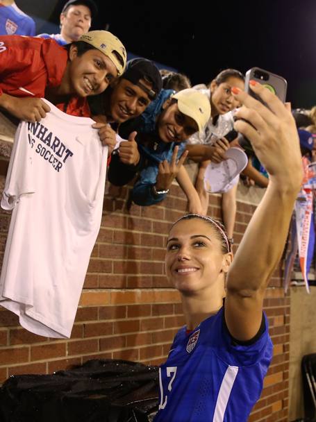 Selfie con i fan anche per l&#39;astro della nazionale statunitense di calcio femminile. Alex Morgan. impegnata a Chattanooga - in tennessee - nell&#39;amichevole vinta 7-2 contro il Costa Rica. (Afp)